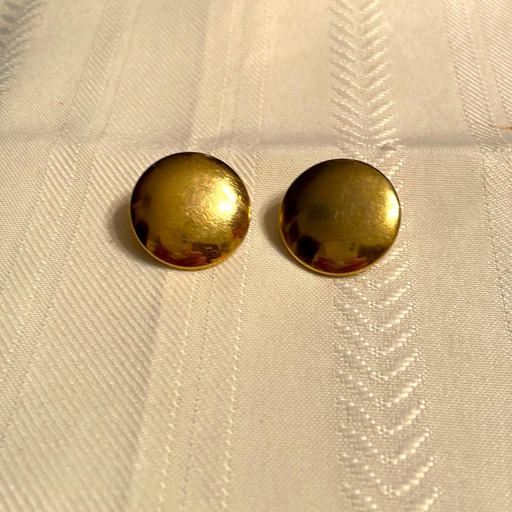 Round earrings